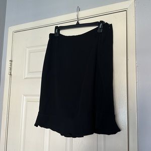 Super elegant chic/sexy skirt w/ruffle bottom. Fully lined & great for date nite